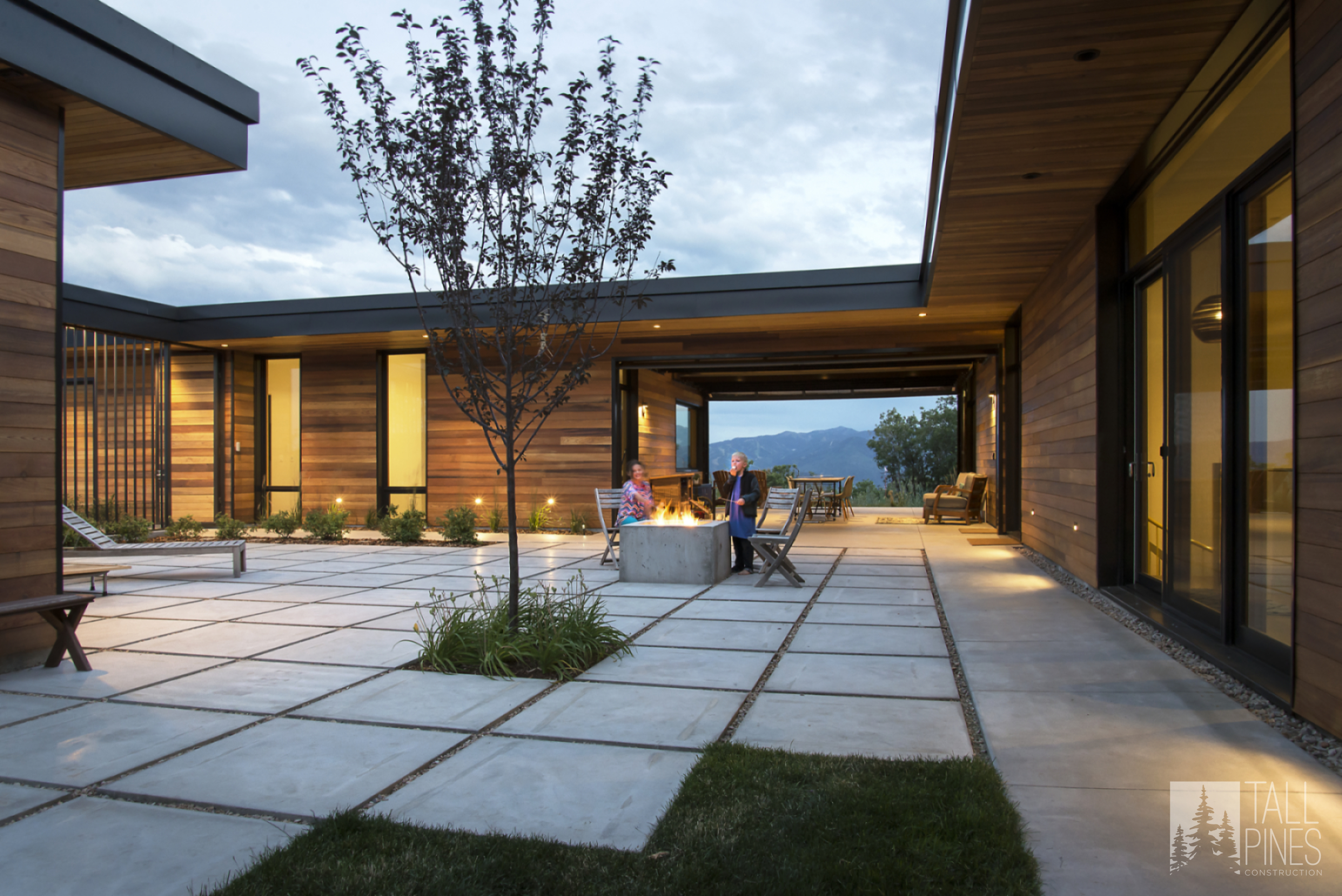 Redhawk House's contemporary exterior design harmonizing with nature