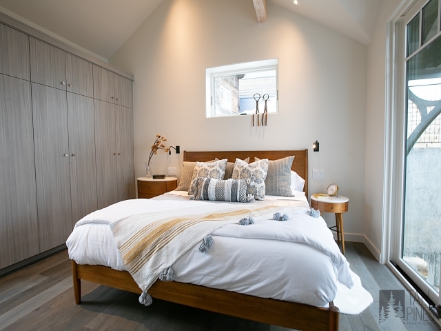 Cozy bedroom with mountain views at Ontario Avenue