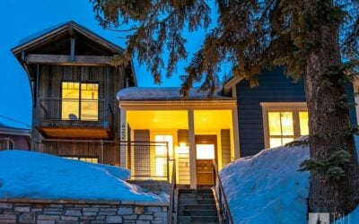 This custom home has everything you need to enjoy all the outdoor adventures of the area, with a ski locker room and stunning outdoor views. But it also has a cozy kitchen, inviting bedrooms, and plenty of space for guests.